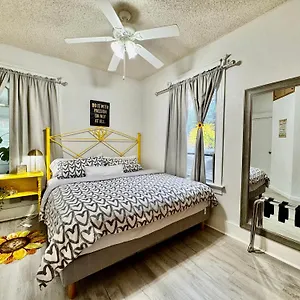 Holiday home With 2 Bedrooms A King Bed Queen Bed And An Extra Sofa Bed Located 10 Minutes From Seatac Airport And 20 Minutes From Downtown Seattle